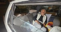Eşini kaybettikten sonra bunalıma girdi: Yaşlı adam 5 yıldır otomobilde yaşıyor! Haberi