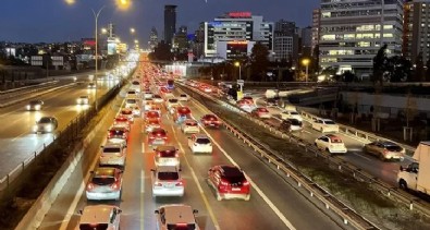 İstanbul'da trafik kilit! Yoğunluk yüzde 76'ya çıktı...