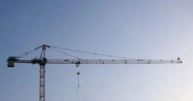 Avcılar’da parasını alamadığını iddia eden işçi kule vince çıktı!