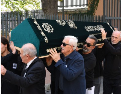 Ünlü Oyuncudan Babasına Son Görev!