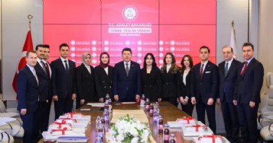 Bakan Tunç, dereceye giren hakim ve savcı aday öğrencileriyle buluştu