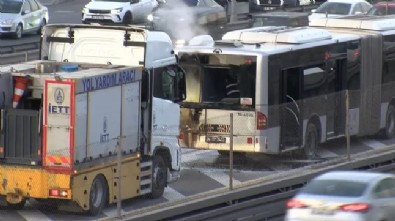 İstanbullunun metrobüs çilesi bitmiyor! İstanbul Küçükçekmece'de metrobüs yangını