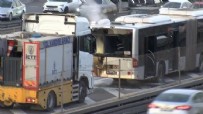 İstanbullunun metrobüs çilesi bitmiyor! İstanbul Küçükçekmece'de metrobüs yangını