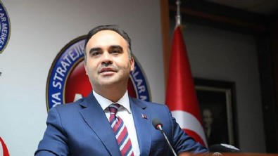 Bakan Kacır dikkatleri üzerine çekti! Bütçe görüşmelerine Togg T10F ile geldi