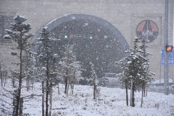 Sivas'ta kar yağışı etkisini artırdı