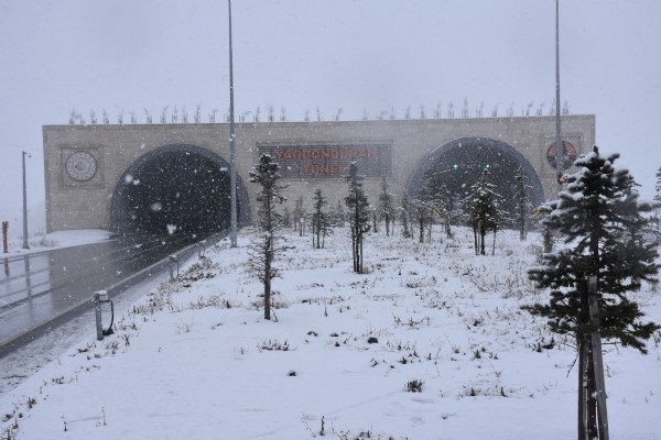 Sivas'ta kar yağışı etkisini artırdı