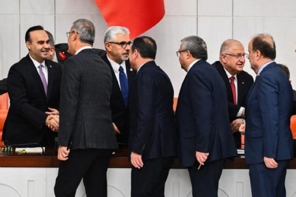Bakan Kacır dikkatleri üzerine çekti! Bütçe görüşmelerine Togg T10F ile geldi