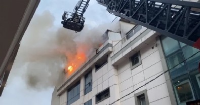 İstanbul Ataşehir'deki otelde yangın: Alevler tüm çatı katını sardı