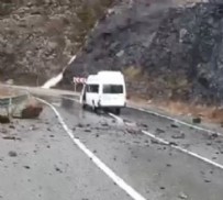  ARTVİN - Dev Kaya Minibüsün Üstüne Düştü!