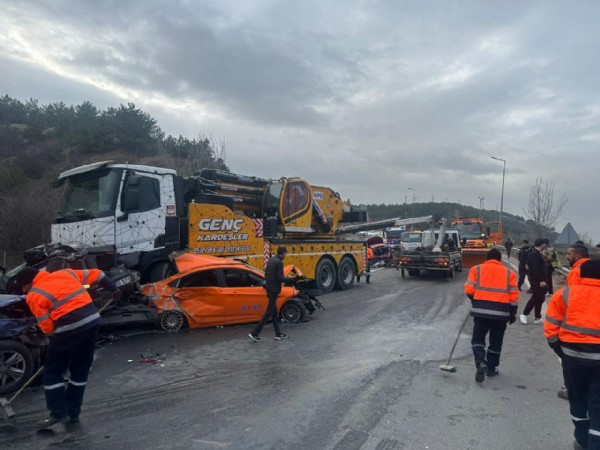 Vinç 13 araca çarptı! yaralılar var! Yaralılar var