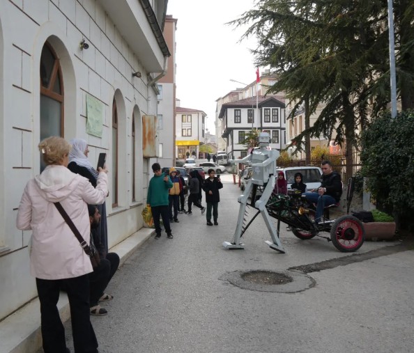 Hurda Malzemelerden Robot Yaptı!