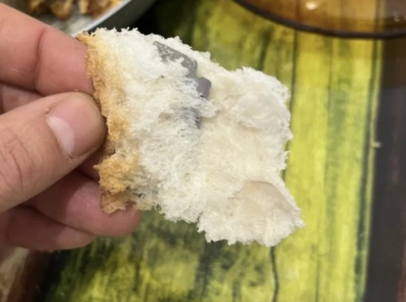 Ekmeğin İçinden Jilet Çıktı!