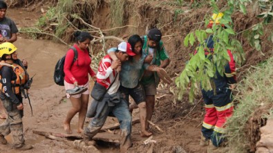 Şiddetli yağışlar felakete yol açtı! 20 kişi hayatını kaybetti