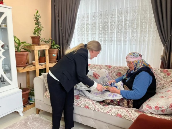 Ablasından 19 yaş büyük! Hikayesini duyan inanamıyor