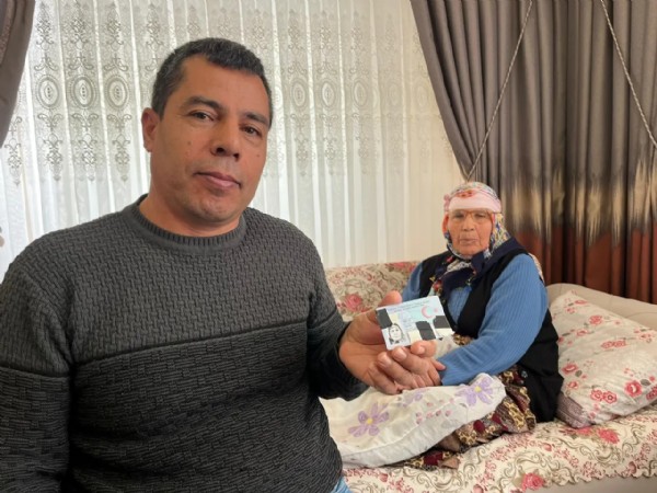 Ablasından 19 yaş büyük! Hikayesini duyan inanamıyor