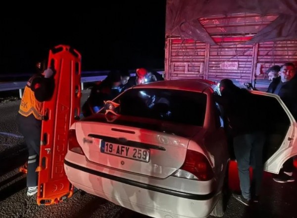 Çorum'da Tıra Çarpan Araç Hurda Oldu!