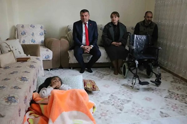 Çağrıya kayıtsız kalmadı! Devlet Bahçeli'den engelli kıza sürpriz hediye