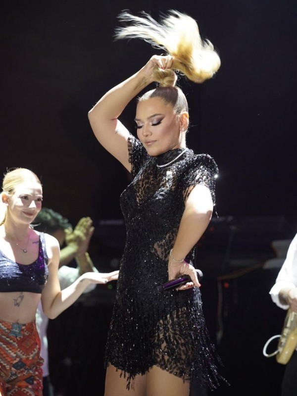 Demet Akalın yeni çantasını paylaştı