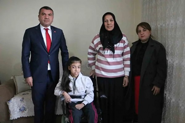 Çağrıya kayıtsız kalmadı! Devlet Bahçeli'den engelli kıza sürpriz hediye