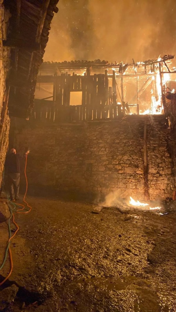 Yangın evleri küle çevirdi! Ölü ve yaralılar var