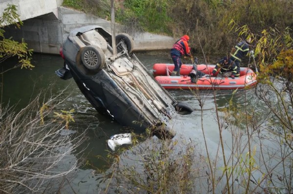 Arkadaşları ölüme terk etti! Araçtan cansız bedeni çıkarıldı