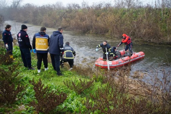 Arkadaşları ölüme terk etti! Araçtan cansız bedeni çıkarıldı