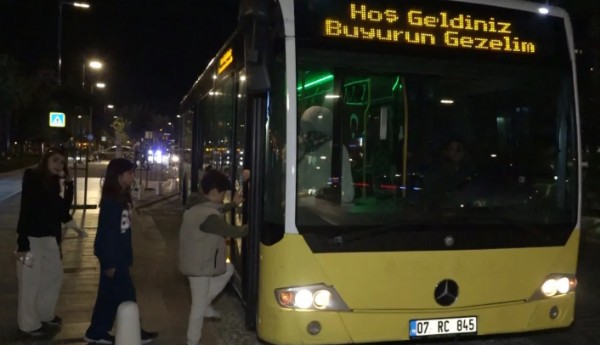 Satın Aldığı İETT Otobüsü İle Geziyor!