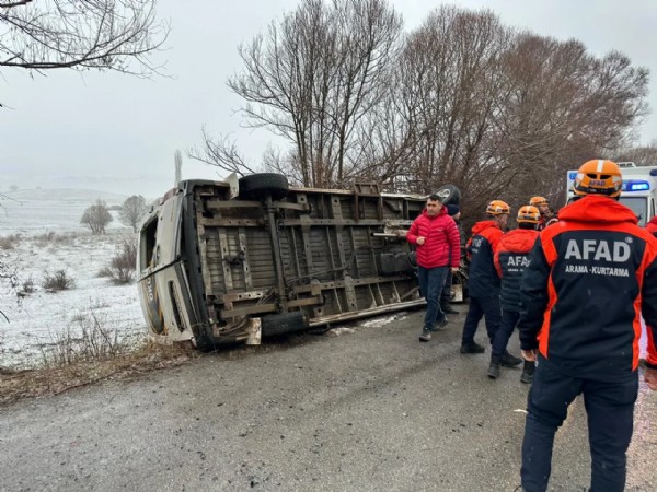 Sivas'ta öğrenci servisi devrildi! Çok sayıda yaralı var