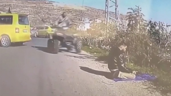 İsrailli askerden alçak hareket! Namaz kılan Filistinliyi ezdi