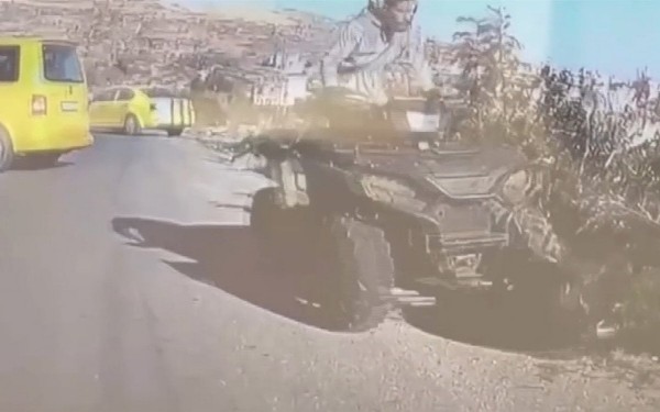 İsrailli askerden alçak hareket! Namaz kılan Filistinliyi ezdi