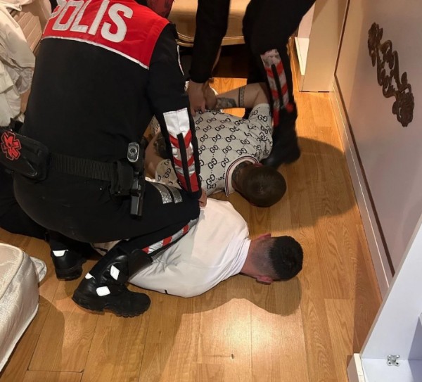 Otel Odasına Baskın! Silah Bulundu...