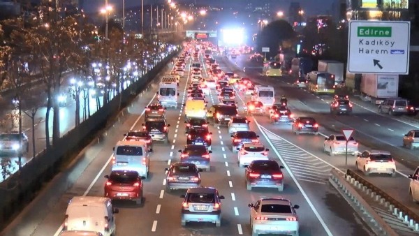 İstanbul'da Pazartesi Çilesi! Trafik Yüzde 65’e Dayandı