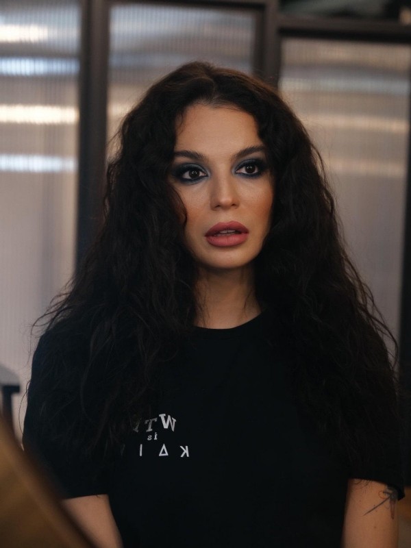 Kafasına kapı düştü