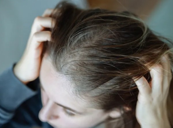 Bu Alışkanlık Saçları Mahvediyor!