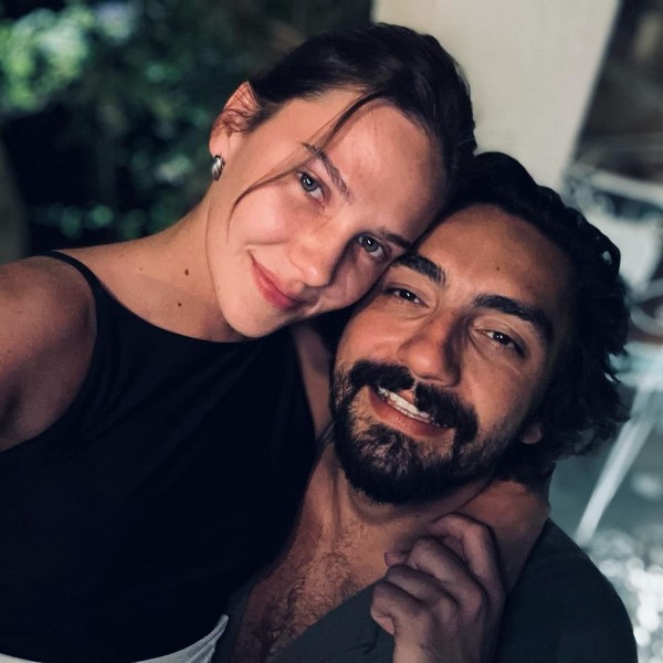 Evliliklerinin 2. yılı kutladılar