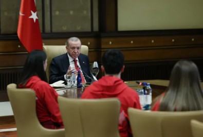 Cumhurbaşkanı Erdoğan, şampiyon sporcuları Külliye'de kabul etti