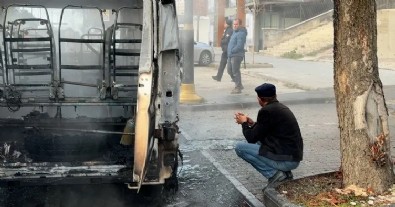 Okul servisi alev topuna döndü! Sahibinin çaresizce yangını izleyişi yürek burktu!