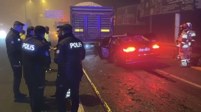 Tıra Saplanan Otomobilde 4 Ölü!