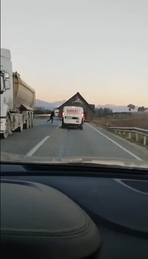 'Pes' dedirten görüntü! Sürücüler isyan etti