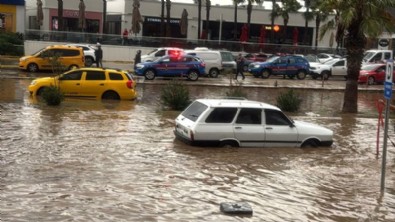 Sağanak hayatı felç etti! Yollar göle döndü trafik kilitlendi