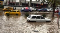 Sağanak hayatı felç etti! Yollar göle döndü trafik kilitlendi
