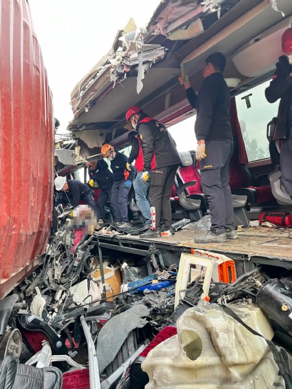 Osmaniye'de yolcu otobüsü tıra çarptı! Çok sayıda ölü var