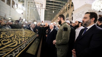 Suriye'de zafer kutlanıyor! Ahmed Şara sabah namazını Emevi Camii'nde kıldı