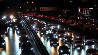 Trafik yine kilit! Araçlar güçlükle ilerledi
