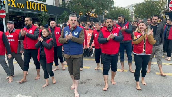 İzmir Büyükşehir işçilerinden çıplak ayaklı eylem! 'Artık yeter, hakkımız olanı istiyoruz'