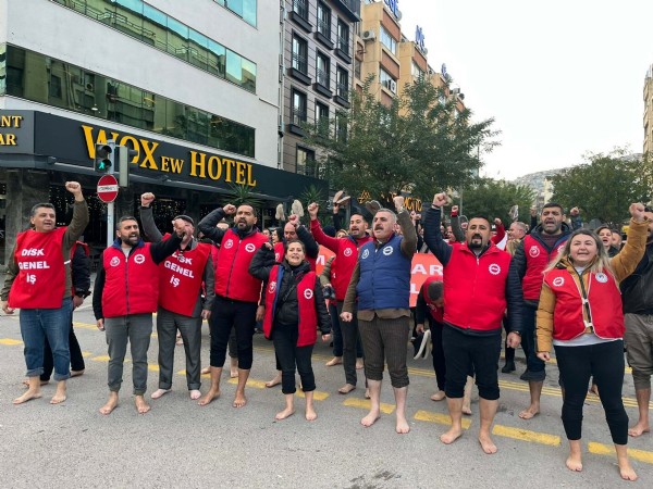 İzmir Büyükşehir işçilerinden çıplak ayaklı eylem! 'Artık yeter, hakkımız olanı istiyoruz'