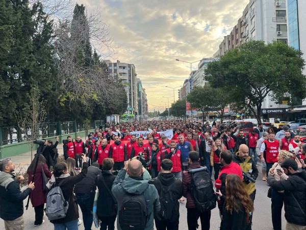 İzmir Büyükşehir işçilerinden çıplak ayaklı eylem! 'Artık yeter, hakkımız olanı istiyoruz'