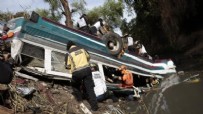 Guatemala'da yolcu otobüsü köprüden düştü: 51 ölü