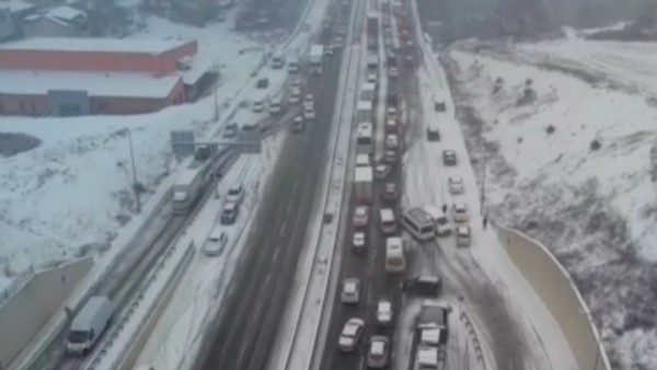 İstanbullu artık gün sayıyor! Kar geldi hayat durdu