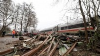 Yolcu treni ile tır çarpıştı!  Ölü ve yaralılar var Haberi